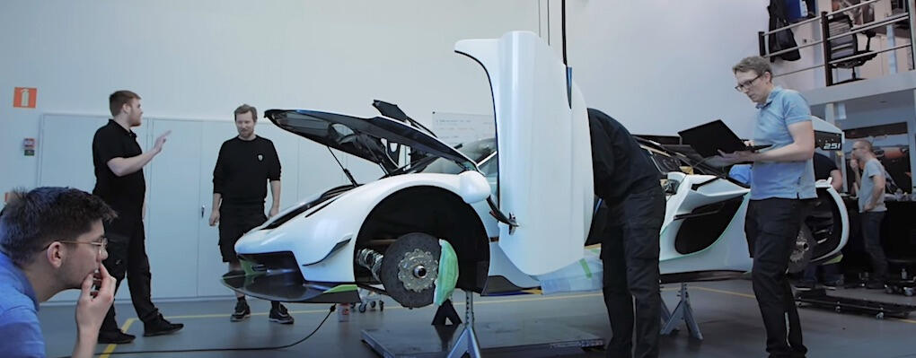 Det här är veckan innan världspremiären på Genèvesalongen, mycket arbete återstår.