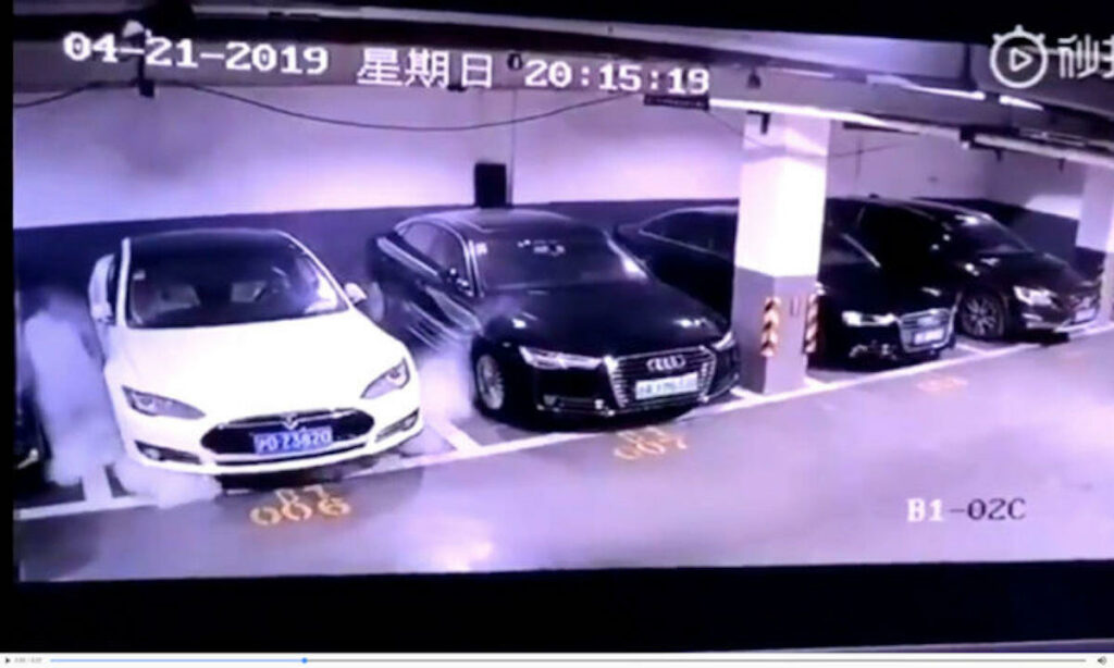 En bil är parkerad i en garage. (AI text)