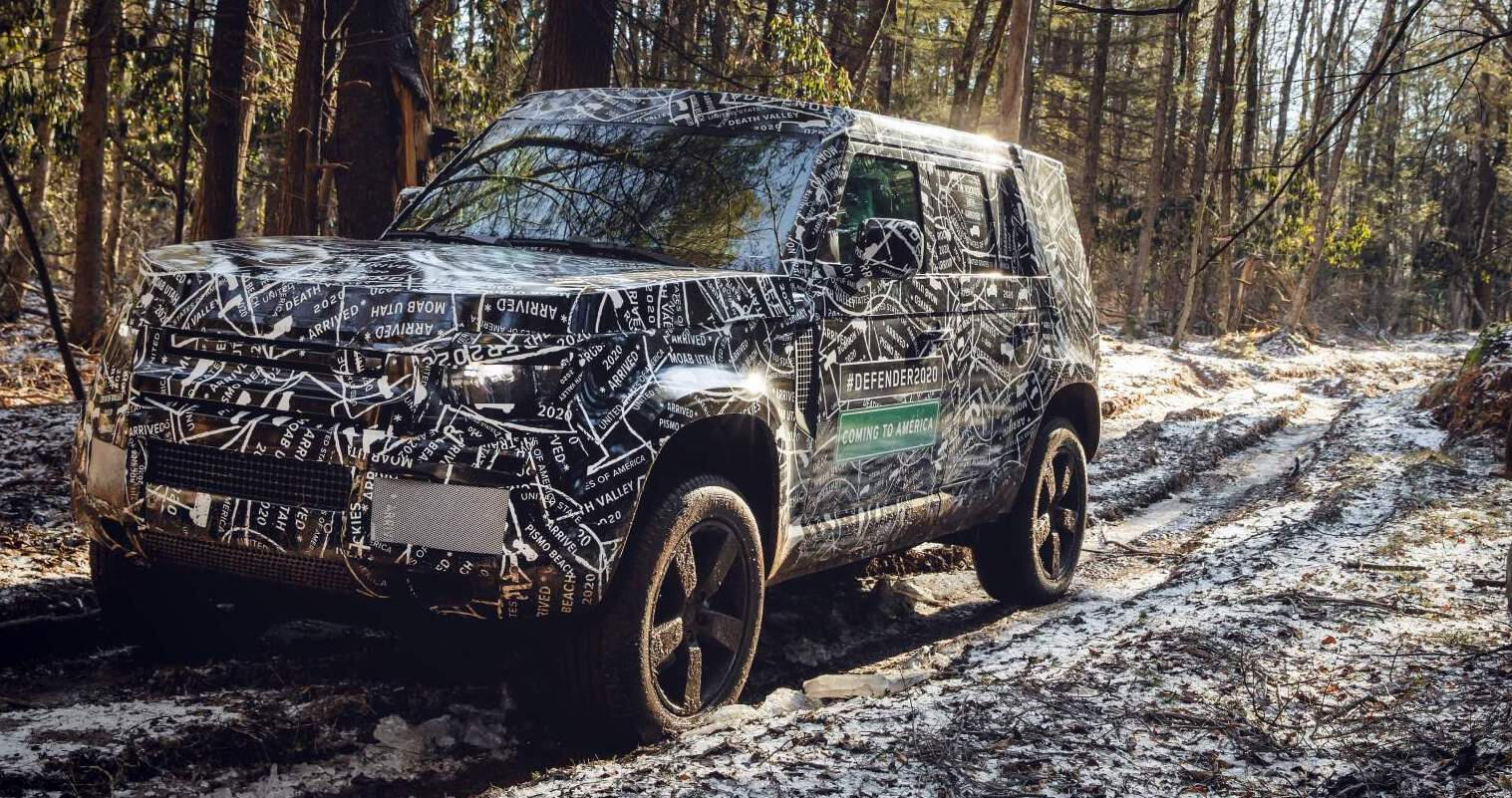 En Land Rover Defender upptäcks i snö. (AI text)