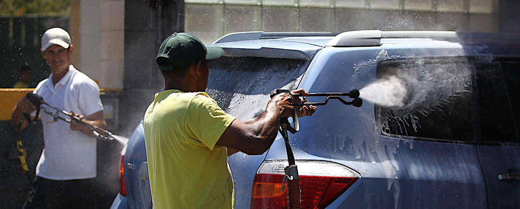 Vem tvättar din bil? Papperslösa nyanlända, med usel lön? (Personerna har inget med ämnet att göra) Foto: Getty.