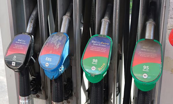 En bensinstation med många bilar parkerade framför den (AI text)