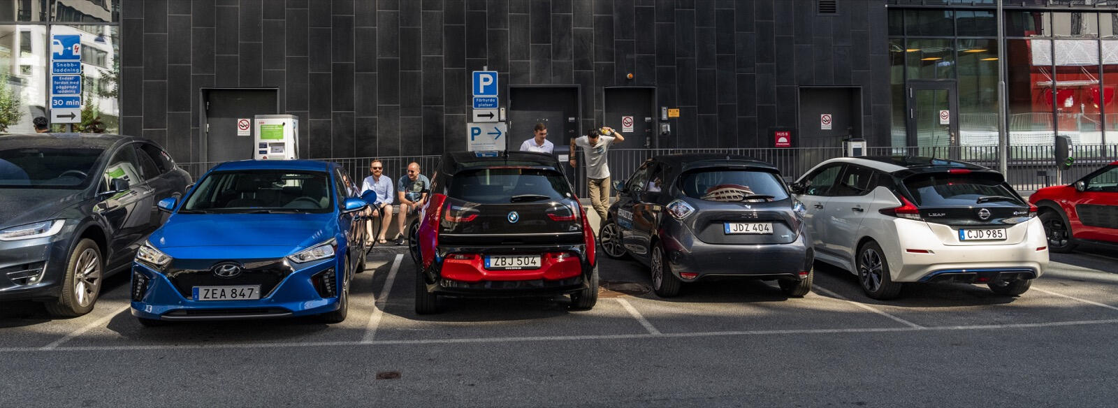 En grupp bilar parkerade i en parkeringsplats (AI text)