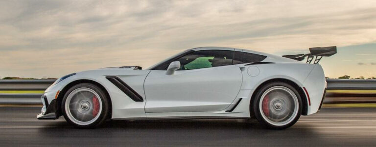 En vit Corvette Stingray kör på en racerbana. (AI text)