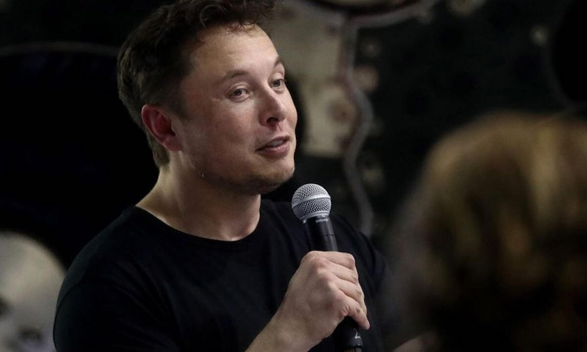 Elon Musk talar inför en publik på Elon Musk-stiftelsens evenemang. (AI text)