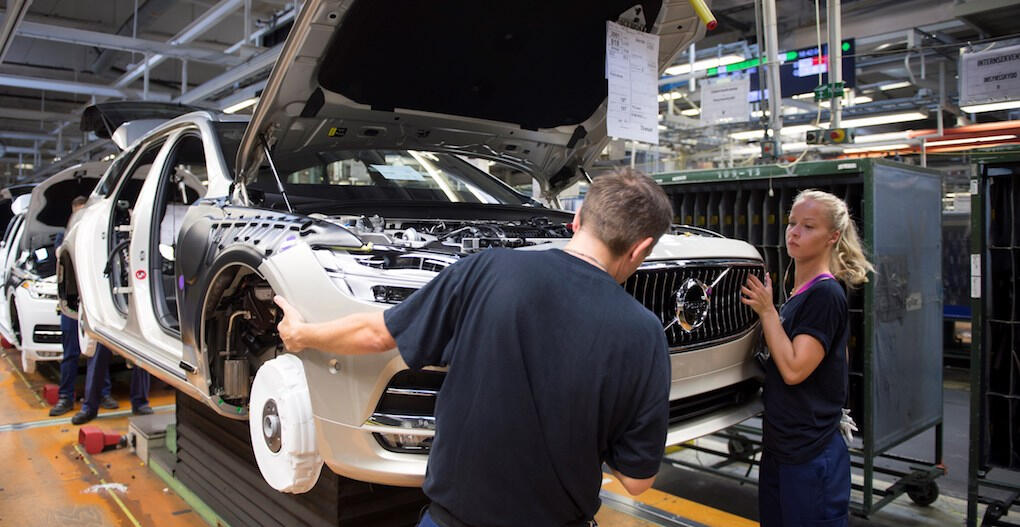En bil sätts ihop i en fabrik. (AI text)