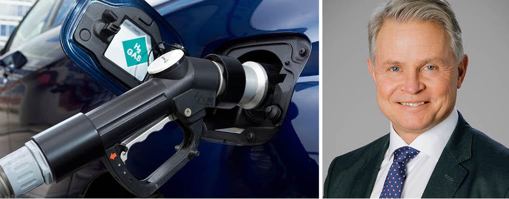 En man står bredvid en bil och har en bensinskott. (AI text)