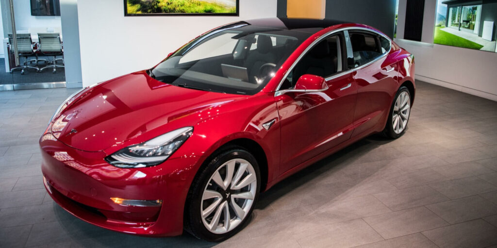 Tesla Model 3 parkerad i en showrum (AI text)