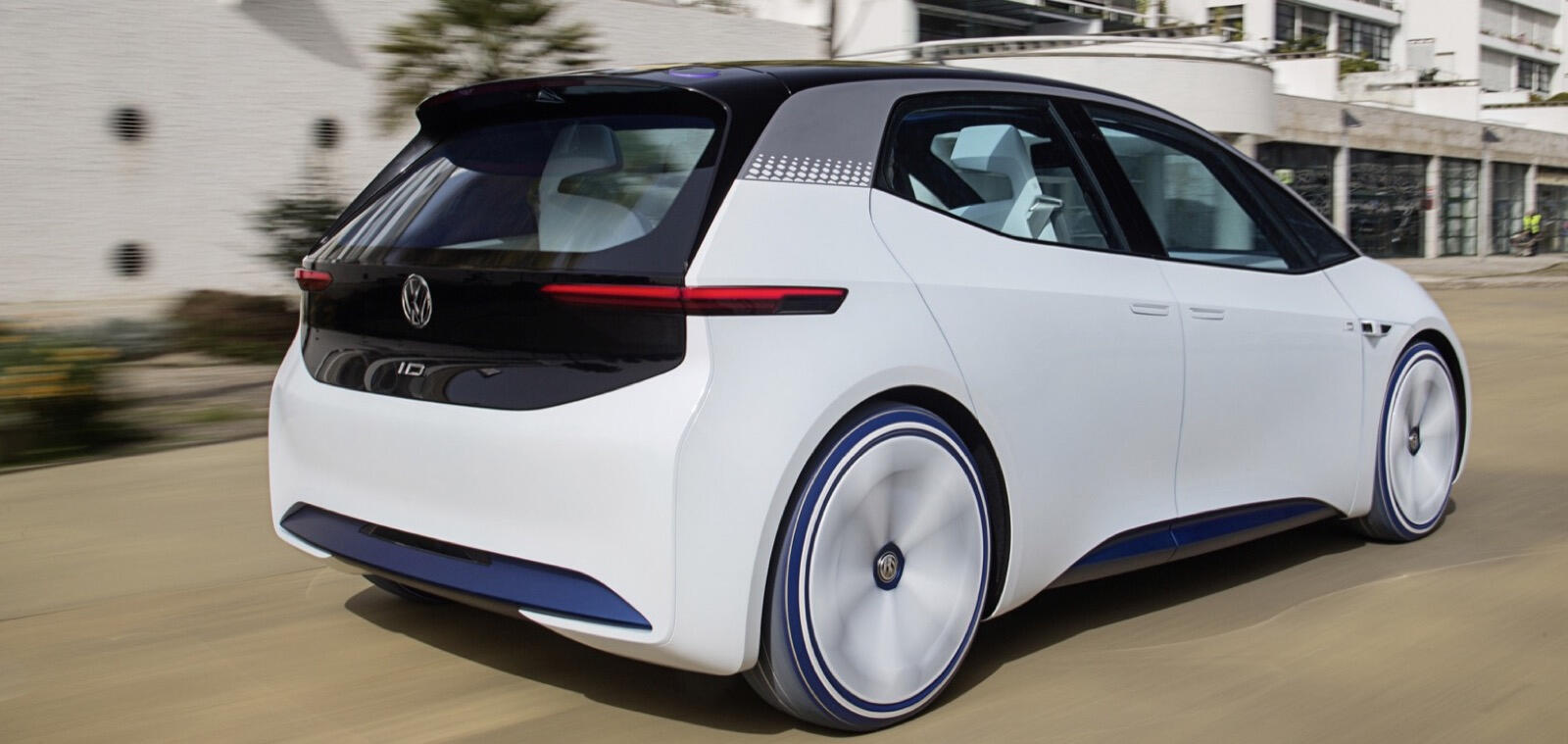 Volkswagen ID. E EV kör nerför gatan. (AI text)