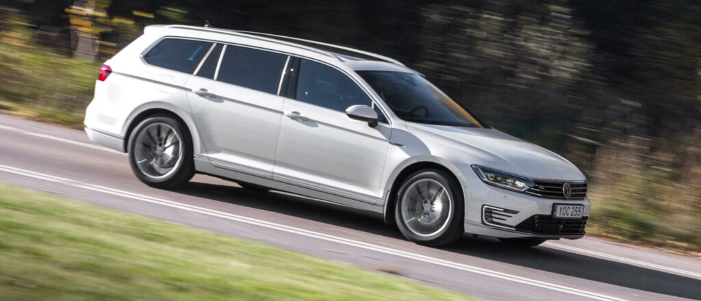 Volkswagen Passat TDI kör längs en landsväg. (AI text)