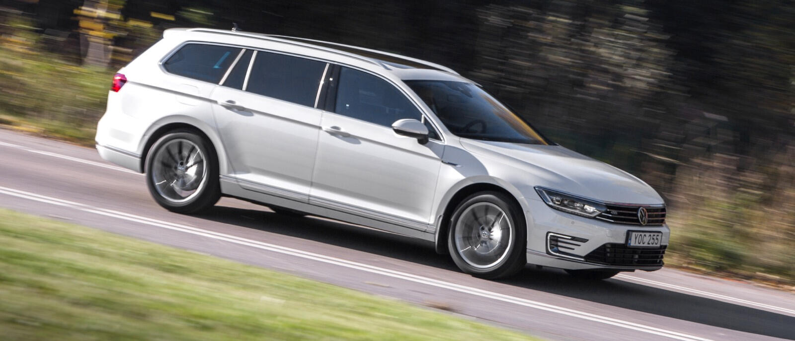 Volkswagen Passat TDI kör längs en landsväg. (AI text)