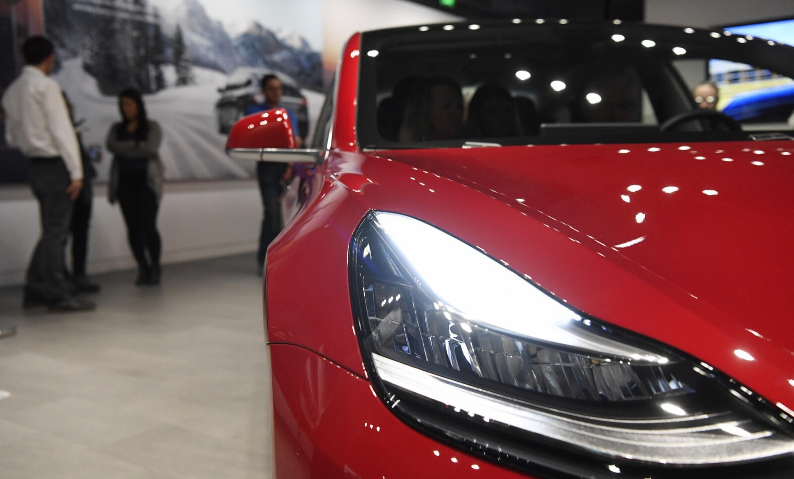 Tesla Model 3 utställd på Shanghais bilmesse - fotografi från Reuters (AI text)