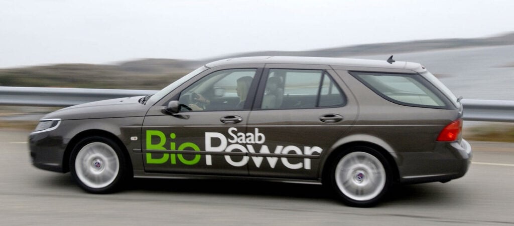 En Saab e-Power EVO EV kör längs en väg. (AI text)