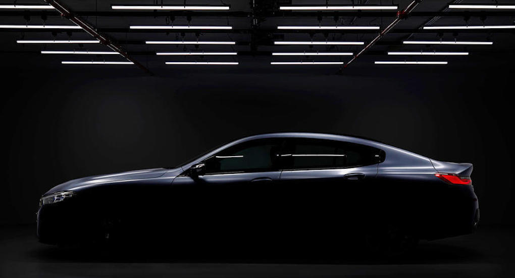 Den nya BMW X5 xDrive är en elegantly designad och kraftfull bil. (AI text)