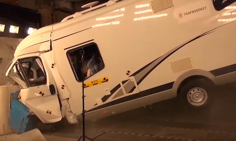 En bil dras bort från en parkeringsplats. (AI text)