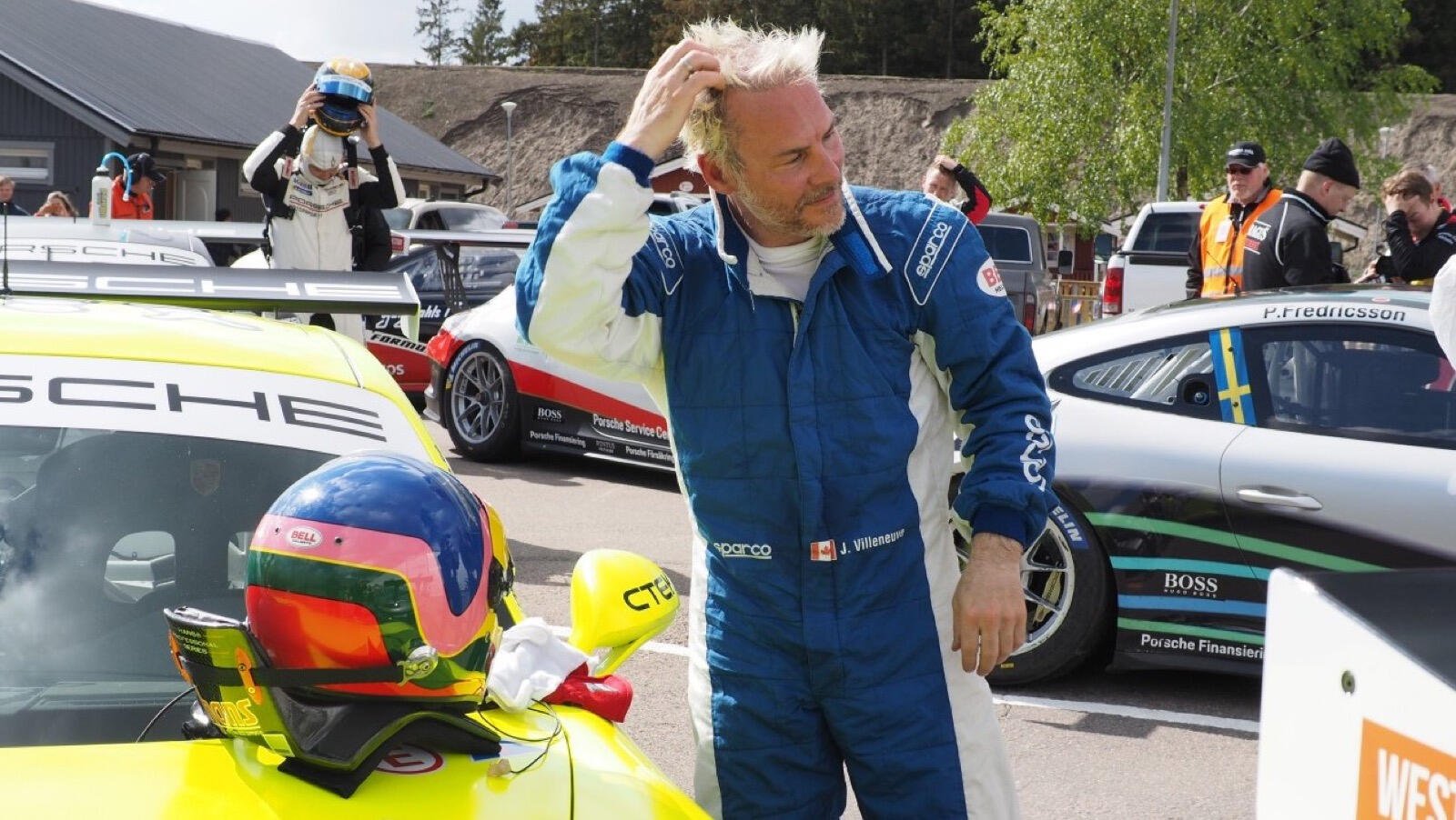 Bilmästerskapscareter parkerade bredvid varandra. (AI text)