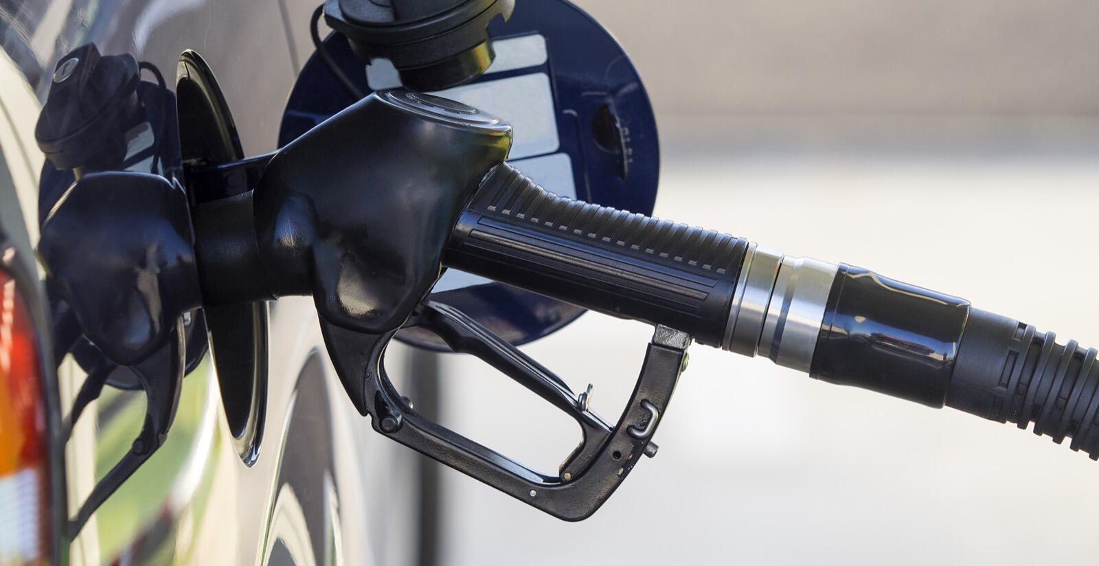 En bil fyller på med bränsle på en bensinstation. (AI text)