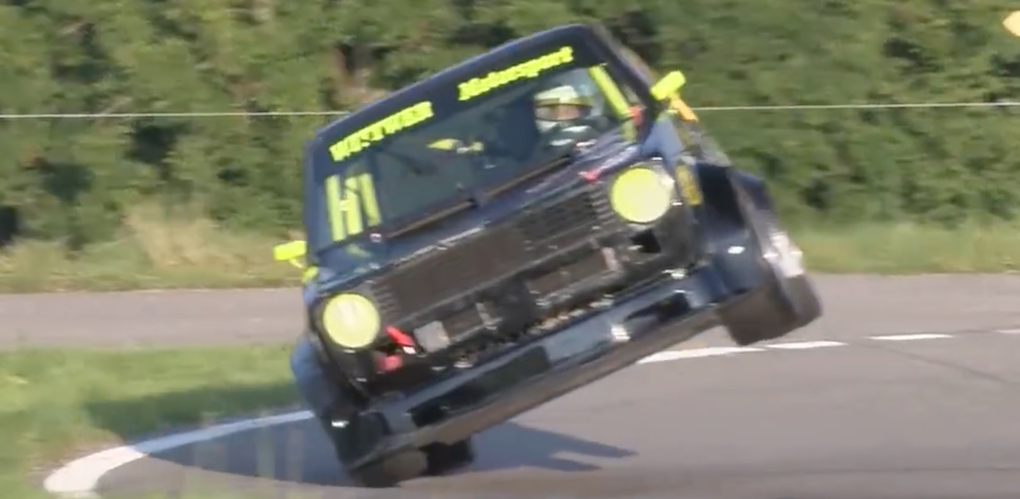 En bil utför en backflip på en racerbana. (AI text)