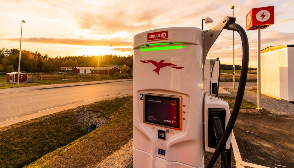 En bil laddar på en laddstation. (AI text)