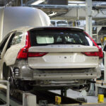 En bil sätts ihop i en fabrik. (AI text)