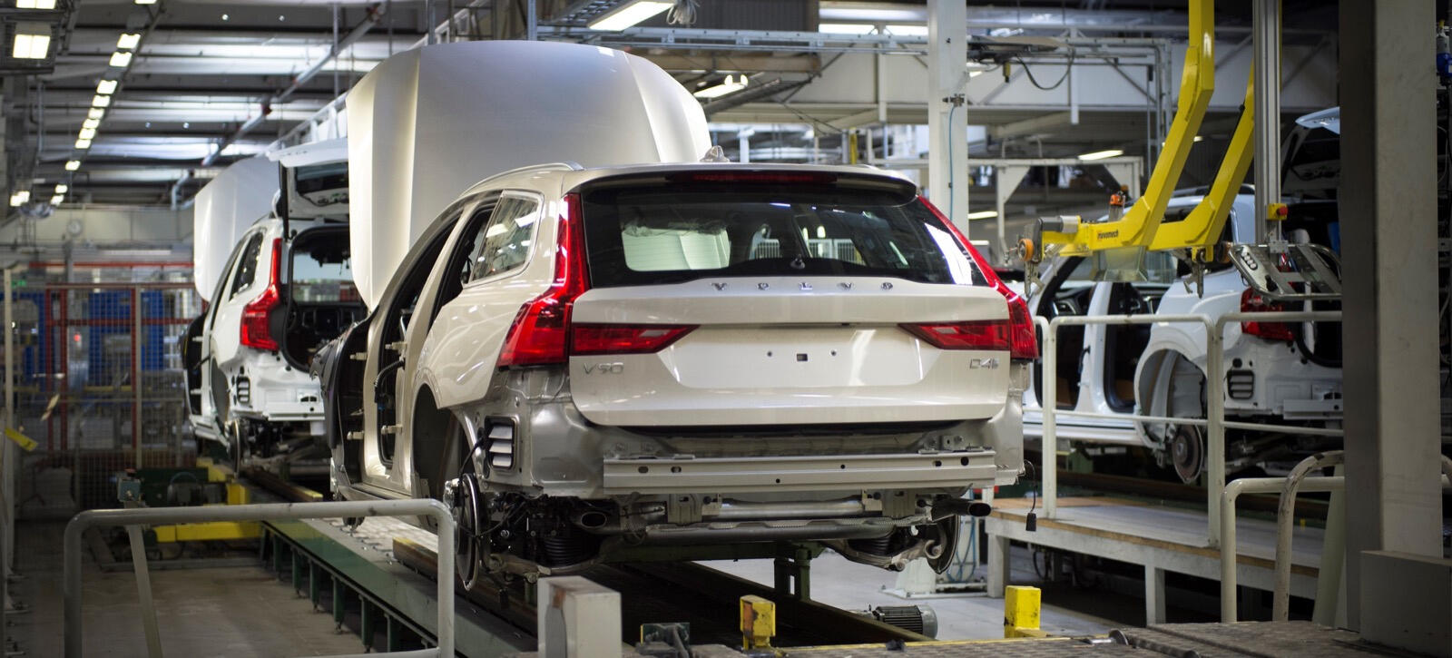 En bil sätts ihop i en fabrik. (AI text)