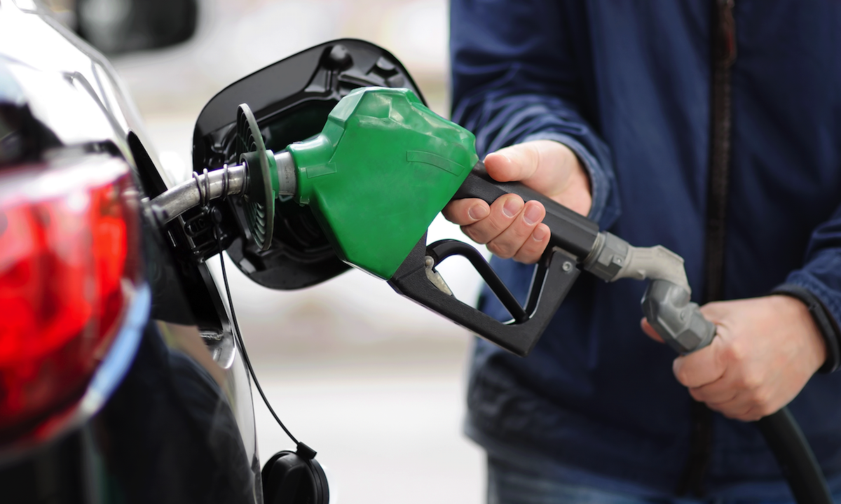 En man fyller sin bil med bensin på en bensinstation. (AI text)