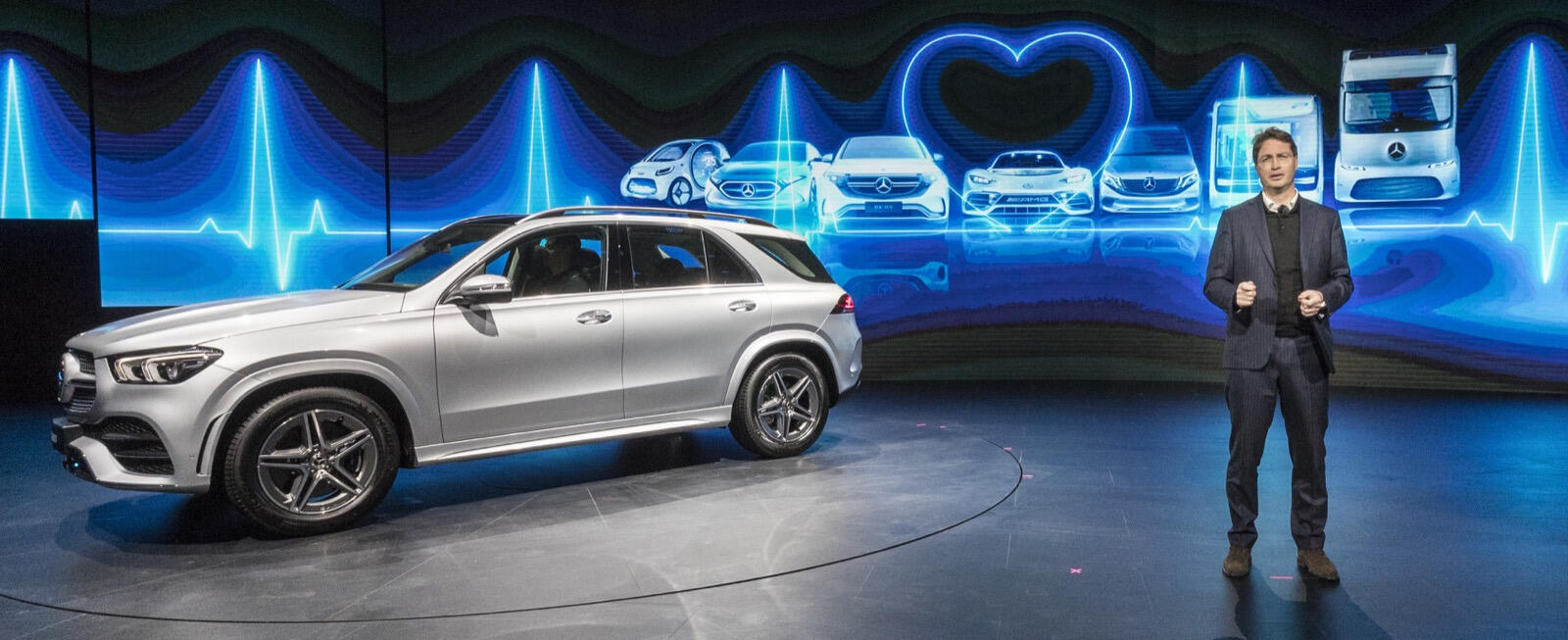 Mercedes-Benz GLE SUV jämsides med GMC. (AI text)