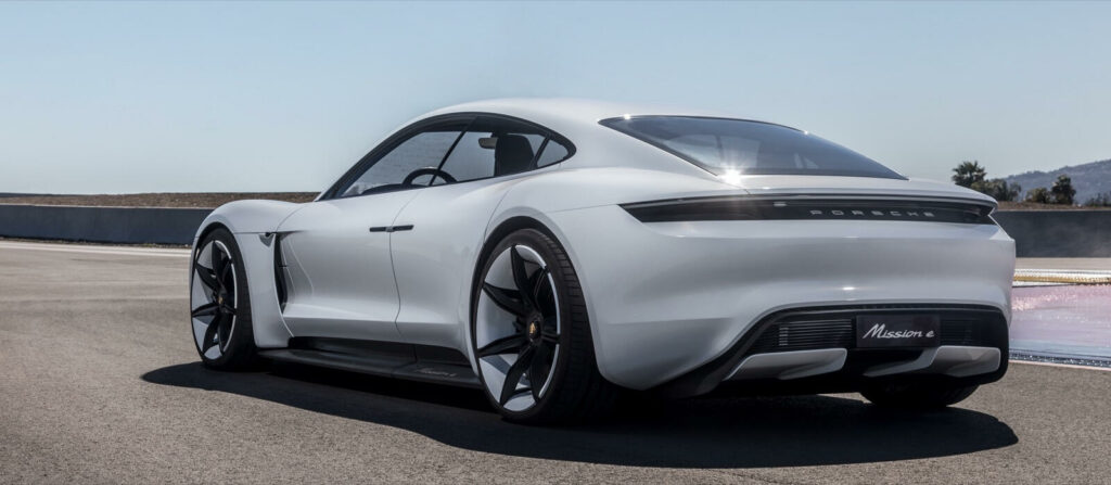 I en elbil behövs inget avancerat mekaniskt system för att fördela kraften utan datorn kan skicka ut rätt mängd kraft till rätt hjul. "Inga förluster, 100 procent dynamisk effektivitet", säger projektledaren Stefan Weckbach.