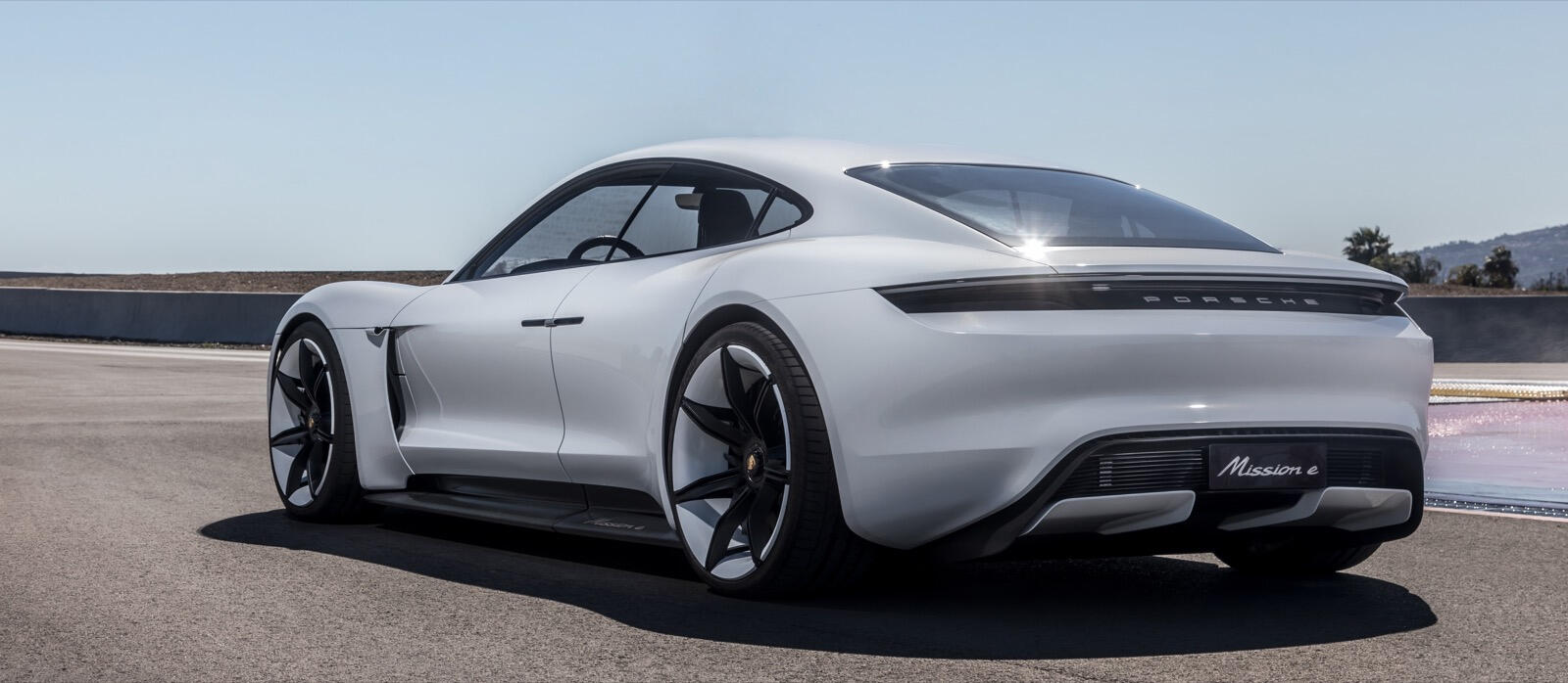 I en elbil behövs inget avancerat mekaniskt system för att fördela kraften utan datorn kan skicka ut rätt mängd kraft till rätt hjul. "Inga förluster, 100 procent dynamisk effektivitet", säger projektledaren Stefan Weckbach.