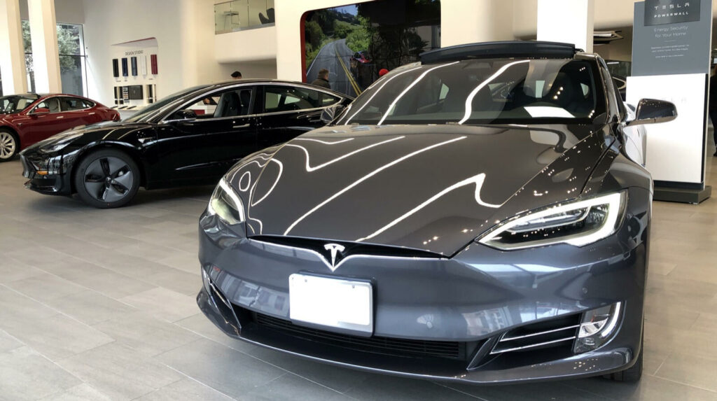 Tesla Model X i en showrum (AI text)