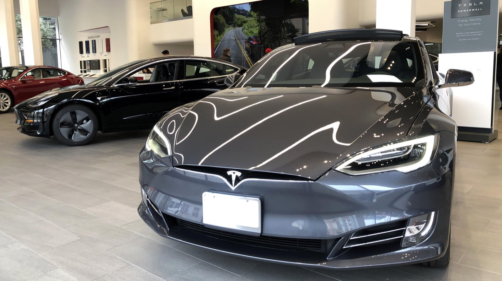 Tesla Model X i en showrum (AI text)