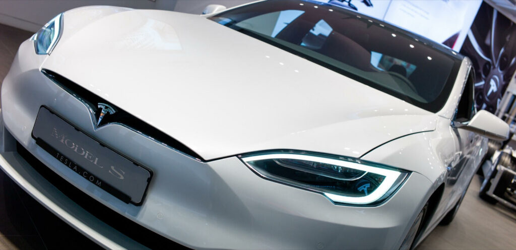 Tesla Model S utställd på Shanghais bilmässa - bild: Reuters (AI text)