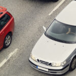 En bil är parkerad i en parkeringsplats. (AI text)