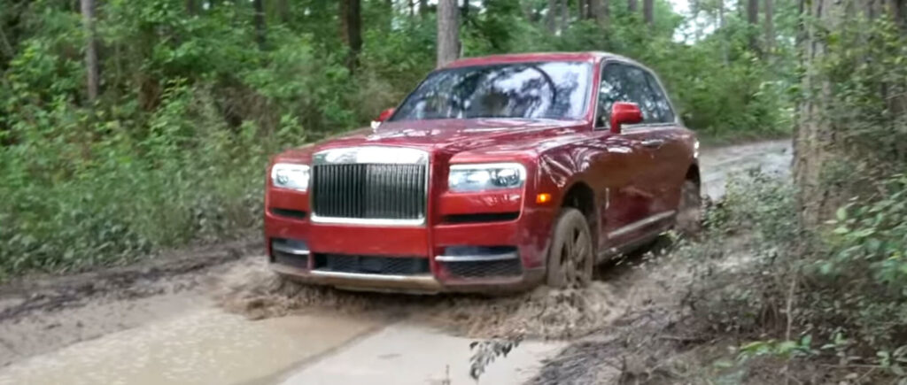 En Rolls-Royce farfarar genom en smutten skog. (AI text)