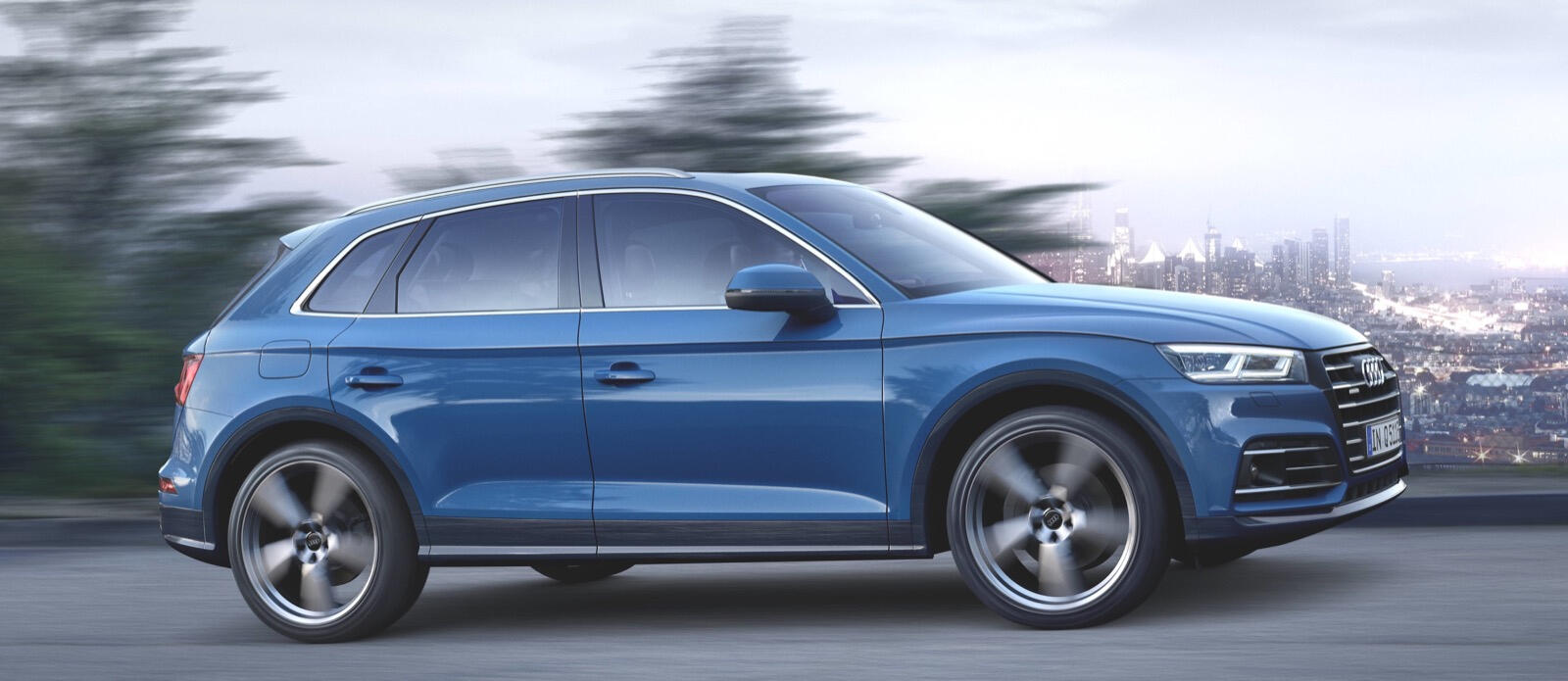 En Audi Q7 SUV kör på en stadsgata. (AI text)