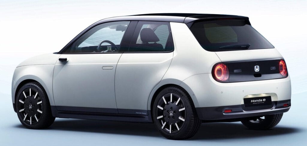 En vit bil med en blå taket. (AI text)