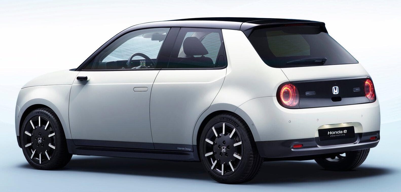 En vit bil med en blå taket. (AI text)