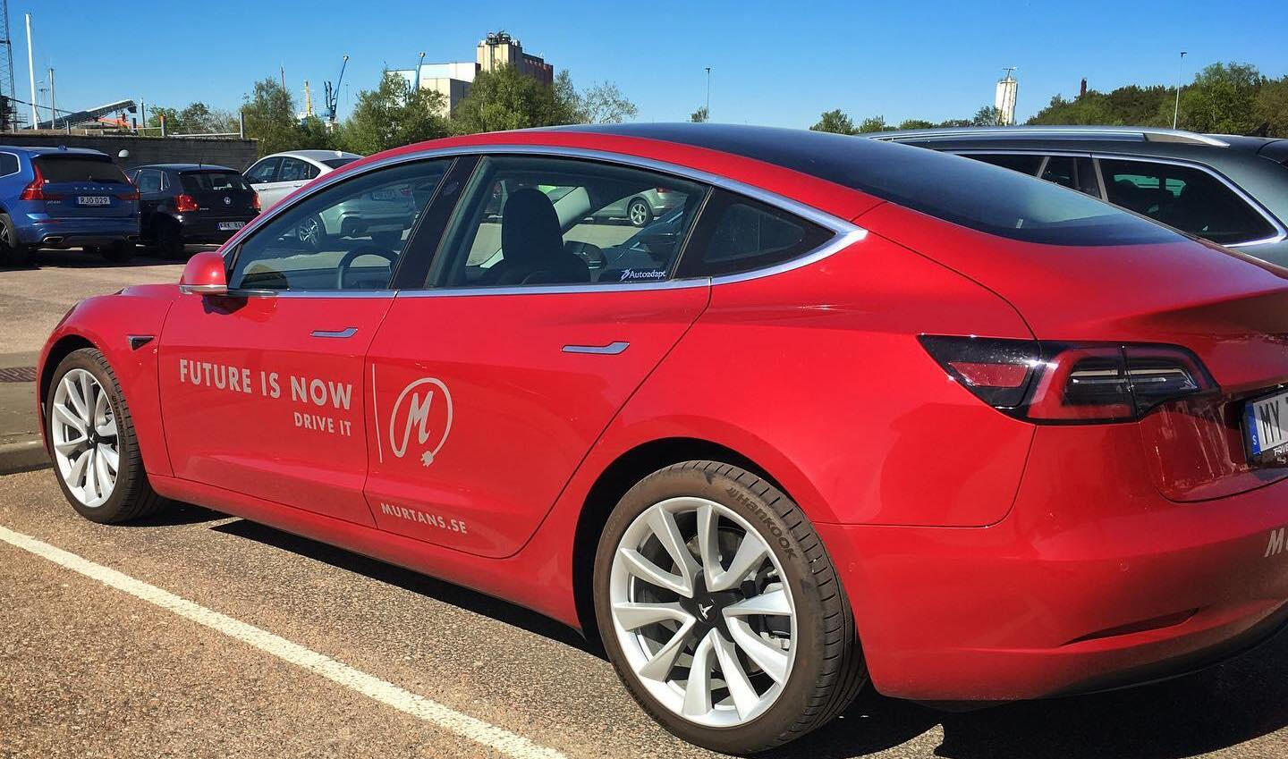 Tesla Model 3 parkerad i garage. (AI text)