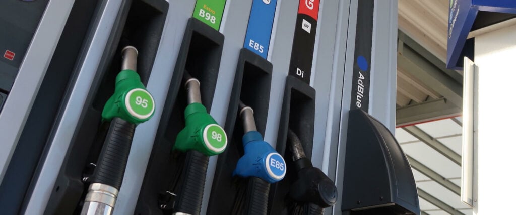 En bensinstation med ett grönt och blått skylt (AI text)