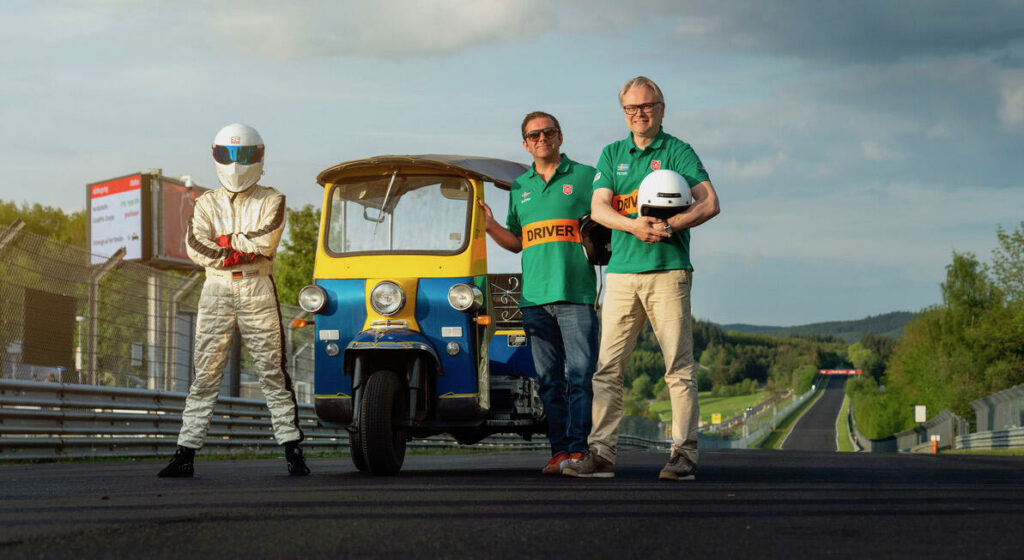 En man och kvinna poserar tillsammans med en bil och en motorcykel. (AI text)