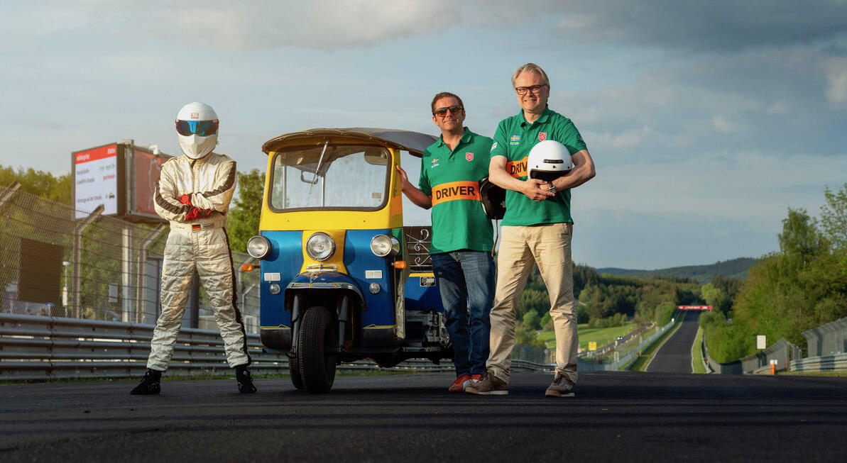 En man och kvinna poserar tillsammans med en bil och en motorcykel. (AI text)