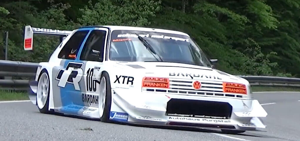 Backtävlingar bjuder på rejält ombyggda bilar, här Karl Schagerl i sin VW Golf Rallye TFSI-R.