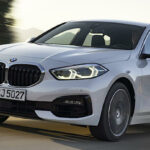 BMW X1 kör nerför vägen. (AI text)