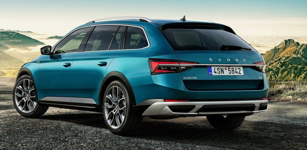 En blå Skoda A3 parkerad vid en bergsväg. (AI text)