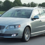 En Volvo V60 vagn körs nedför en landsväg. (AI text)