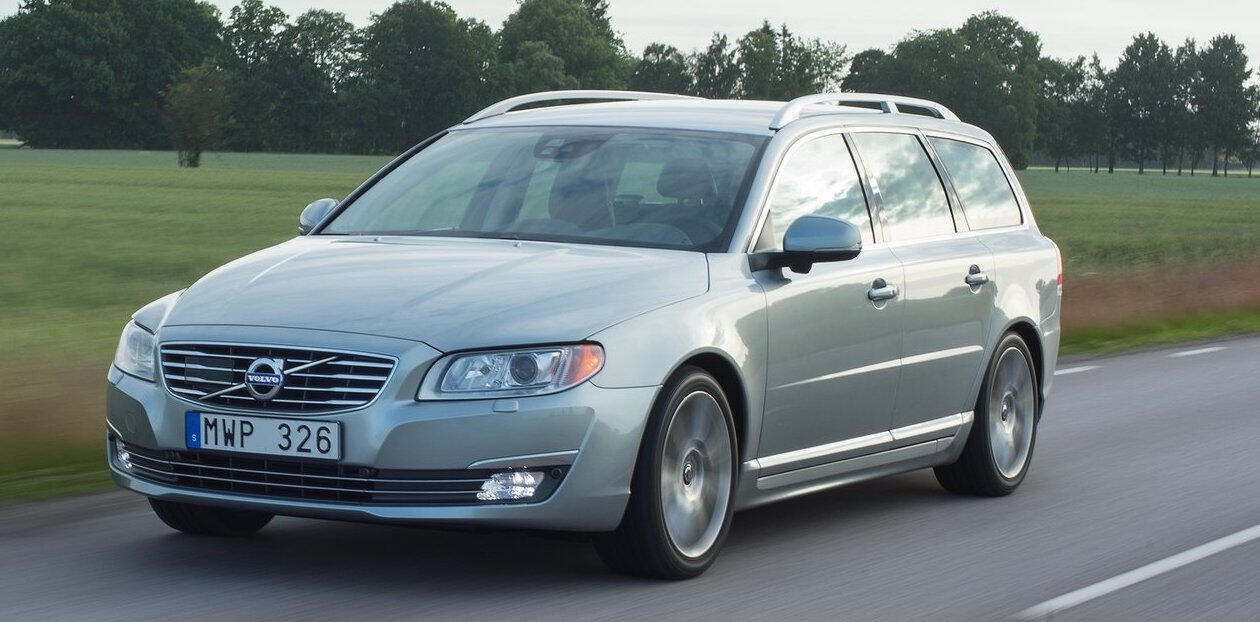 En Volvo V60 vagn körs nedför en landsväg. (AI text)