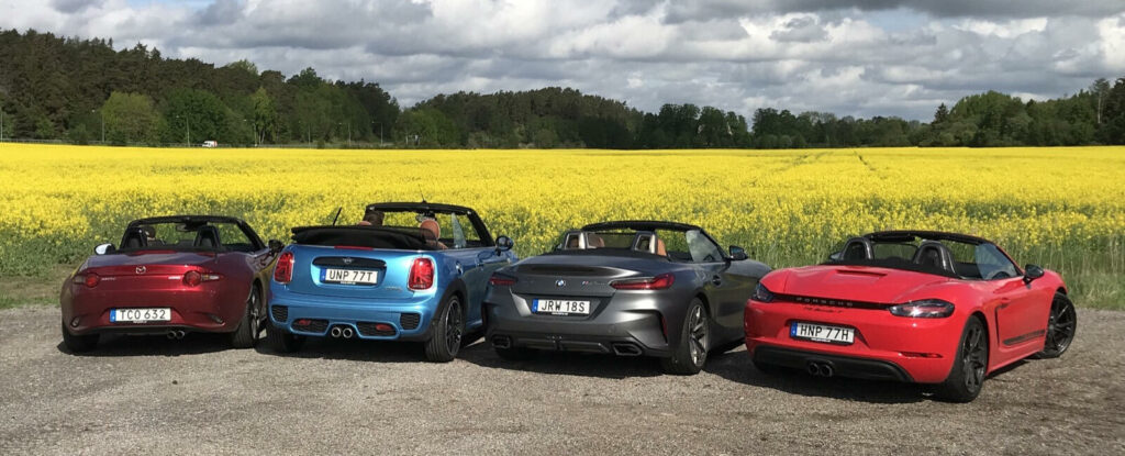 en grupp bilar parkerade i en åker (AI text)