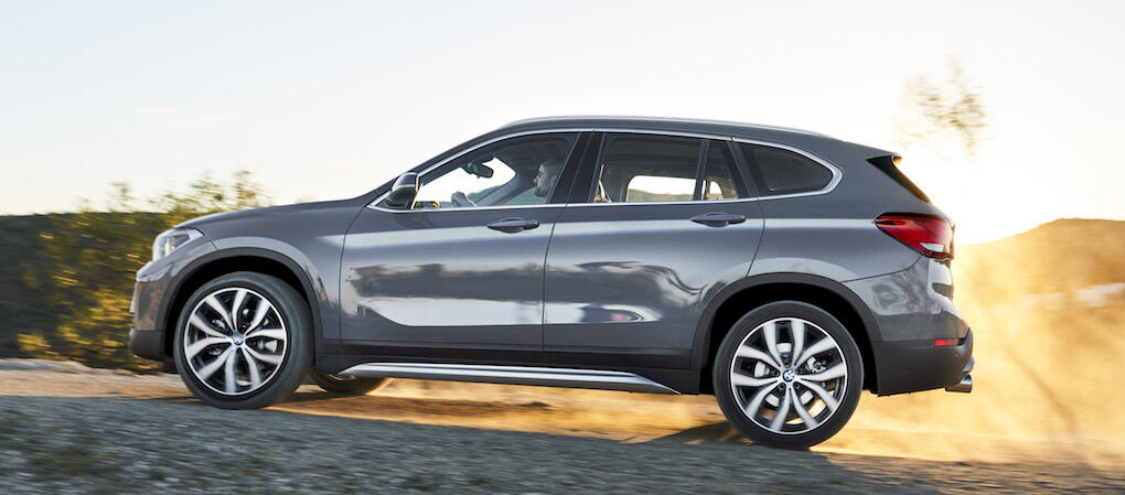 BMW X1 kör på en grusväg (AI text)