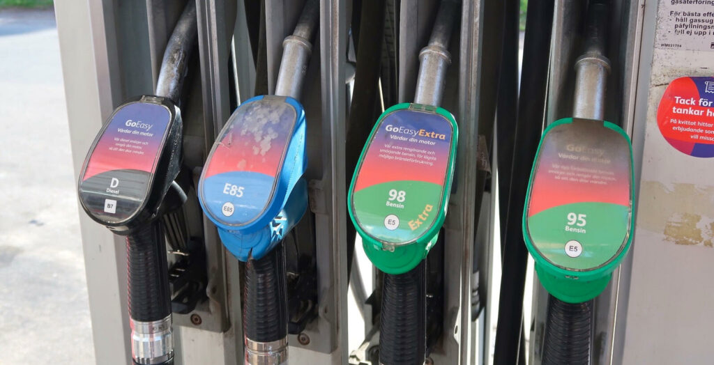 En bensinstation med många pumpar (AI text)