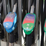 En bensinstation med många pumpar (AI text)