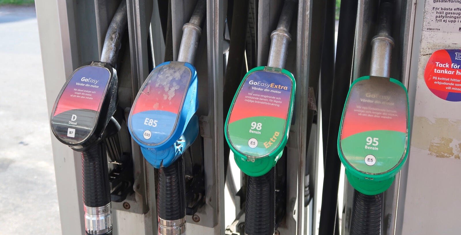 En bensinstation med många pumpar (AI text)